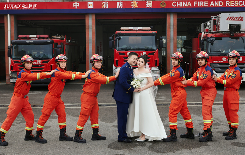 消防员的婚纱照