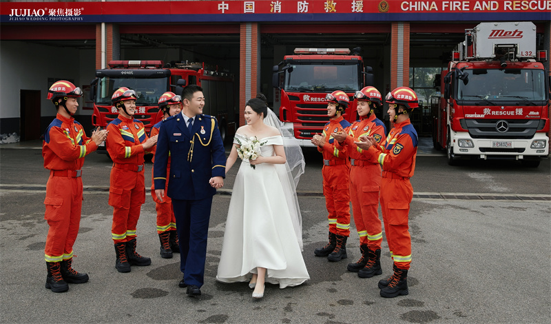 消防员的婚纱照