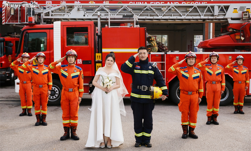 消防员的婚纱照